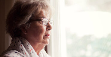 Idosa sofrendo com os sintomas do Alzheimer