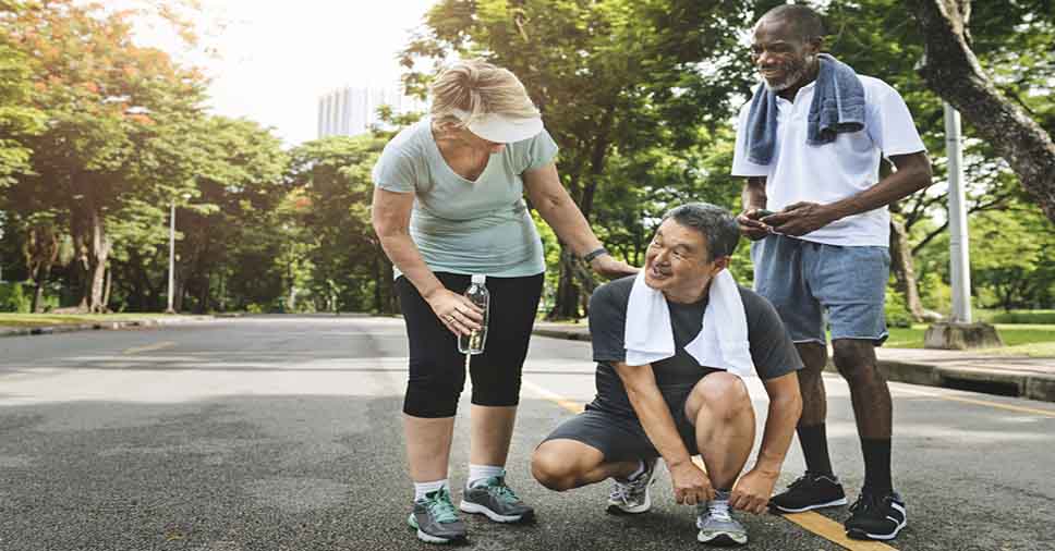 Idosos praticando exercícios para ter um envelhecimento ativo e saudável