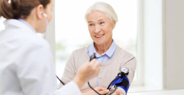 É possível ver uma médica investigando se a constante pressão alta em idosos atinge essa paciente.