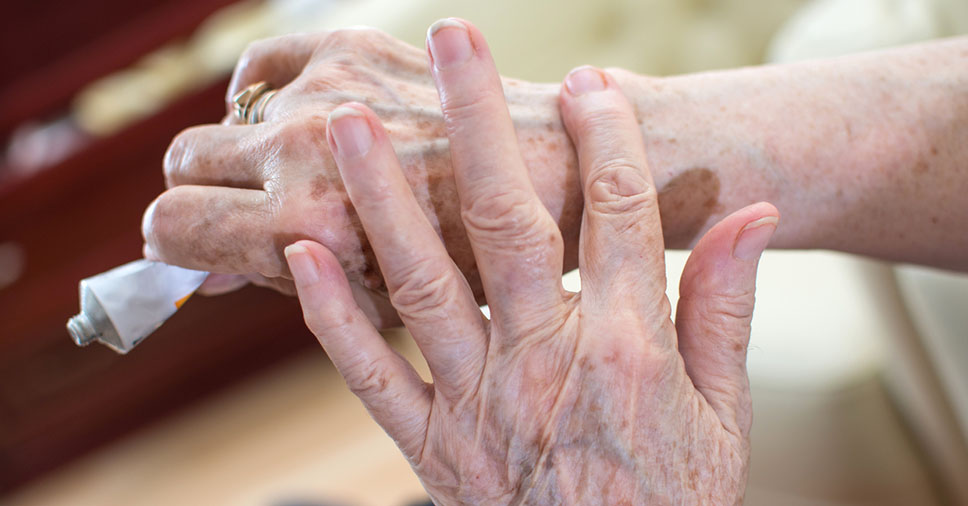 Como cuidar da pele do idoso? Veja 4 cuidados essenciais!