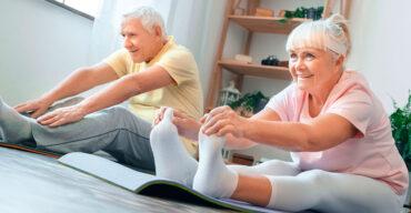 Vemos uma mulher praticar exercícios. Quer conhecer algumas atividades físicas para idosos? Confira!