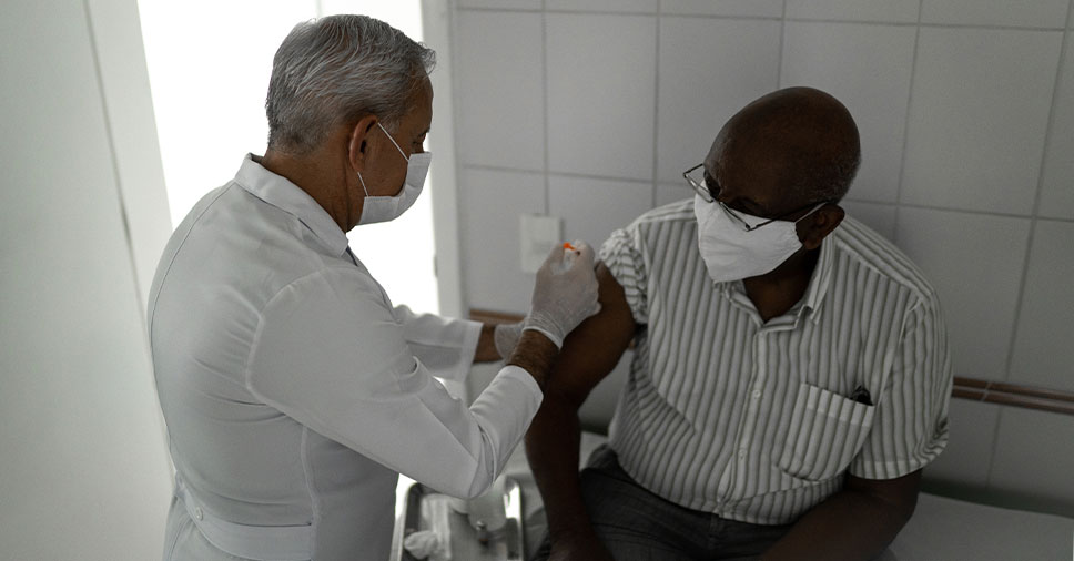 Vemos um idoso sendo vacinado. Saiba a importância da imunização na terceira idade!
