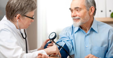Vemos um médico preocupado com a circulação sanguínea em idosos.