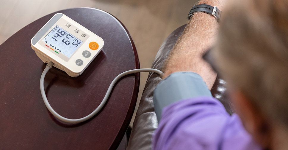 Como controlar a hipertensão em idosos? Veja 6 dicas!