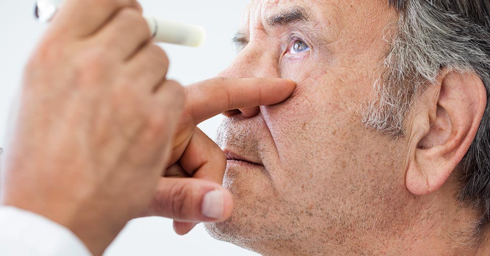 Vemos um idoso cuidando da visão no oftalmologista. Conheça as doenças dos olhos em idosos!