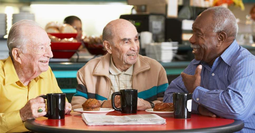 Interação social para idosos: quais são os benefícios?