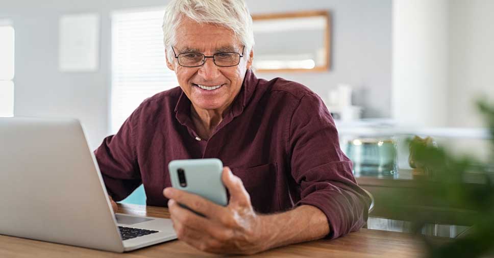 Inclusão digital: idosos no celular.