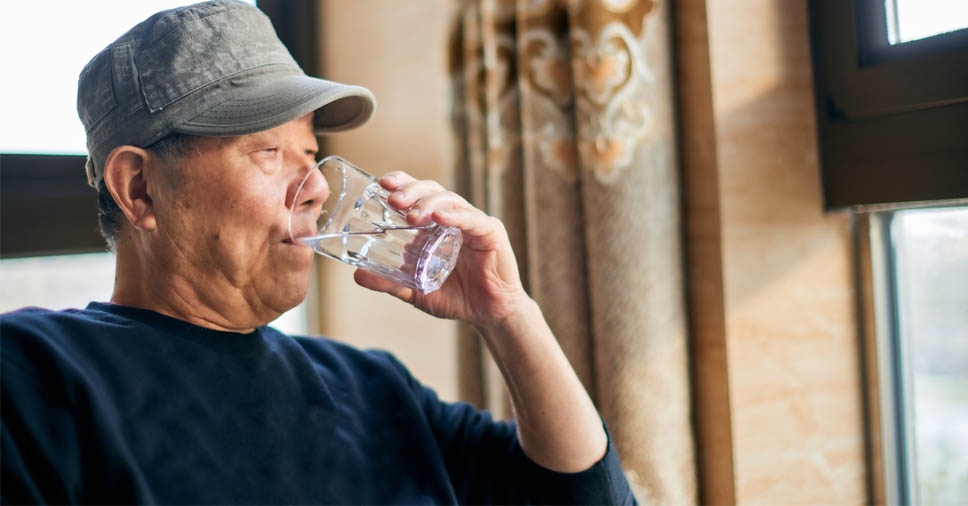 Quantidade de água para idosos: veja a ideal e o que pode influenciar