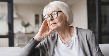 Mulher idosa descobrindo os primeiros sintomas de Alzheimer