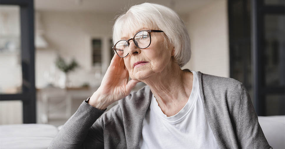 Mulher idosa descobrindo os primeiros sintomas de Alzheimer