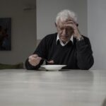 Idoso fazendo refeição preocupado com a desnutrição