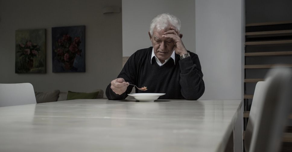 Cuidados diários: descubra quais são sinais de desnutrição do idoso!