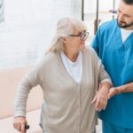 Profissional ajudando a manter o cuidado de idosos em casa!