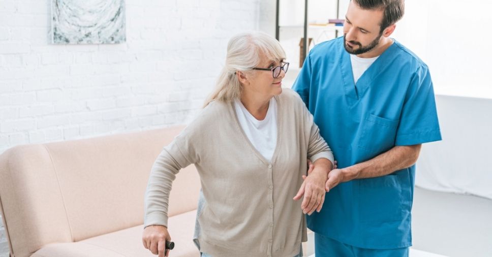 Cuidado de idosos em casa vs. casa de repouso: saiba mais!
