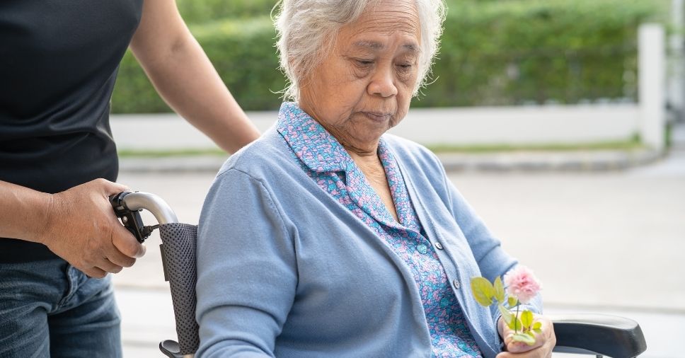 Mulher idosa com Limitacoes Decorrentes Do Envelhecimento