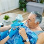 Homem idoso descobindo Sinais De Que Idoso Precisa De Cuidador