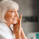 Mulher idosa cuidando da pele