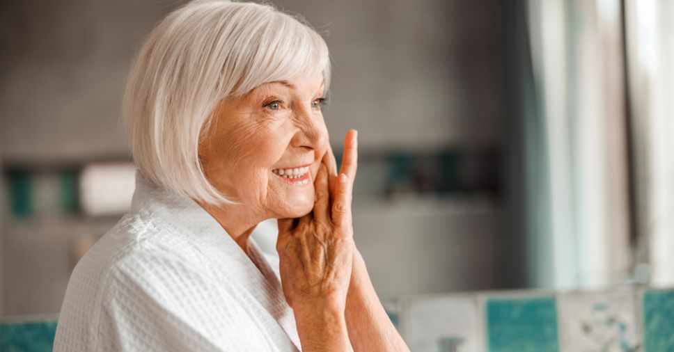 Mulher idosa cuidando da pele