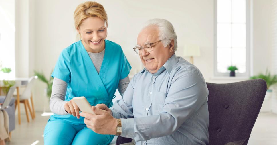 Papel do cuidador na inclusão digital do idoso