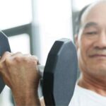 Homem idoso fazendo Musculacao Na Terceira Idade