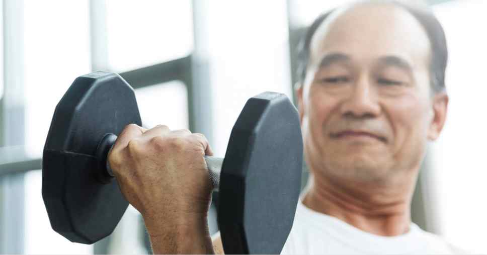 Homem idoso fazendo Musculacao Na Terceira Idade